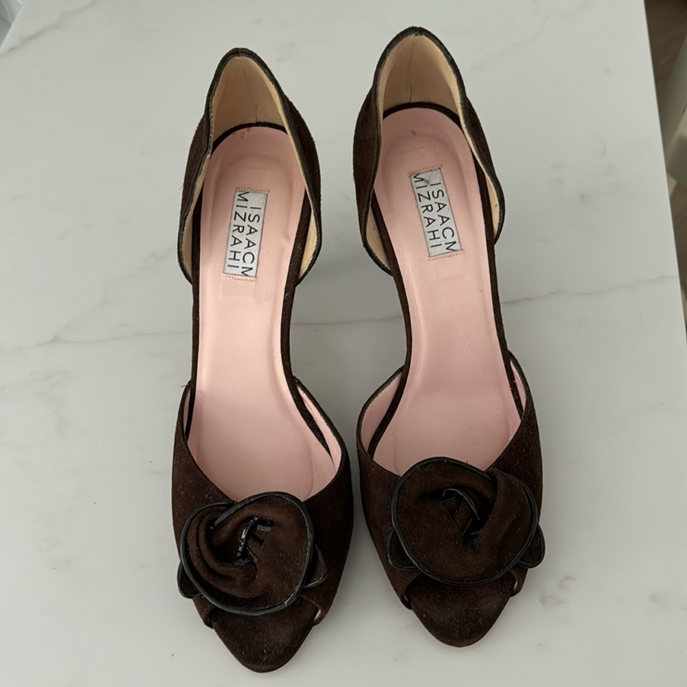 Vintage Issac Mizrahi brown suede 3” d’Orsay peep toe sandal. Size 8.5